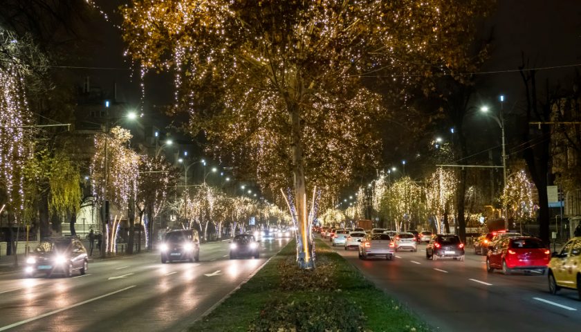 Voitures dans la nuit en ville