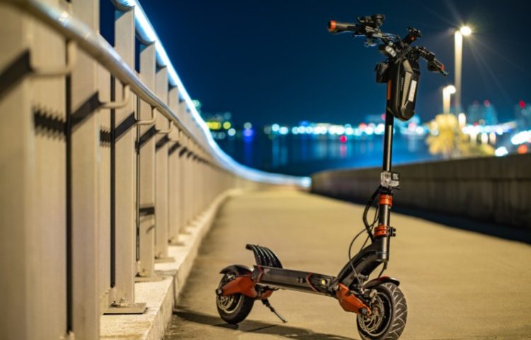une trottinette électrique garée