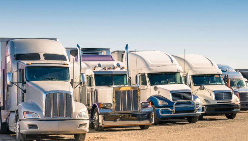 des camions alignés