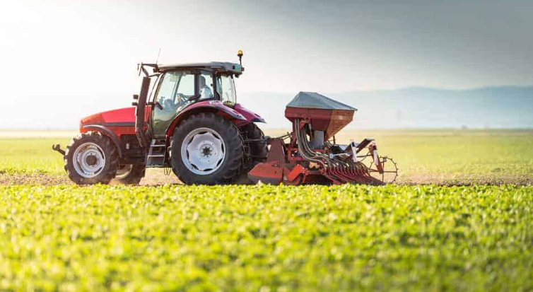 un tracteur agricole dans un champ
