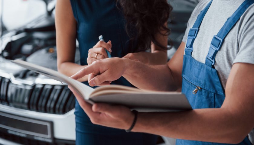 un mécanicien parlant à un client