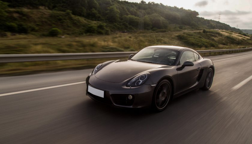 une porsche noire sur la route