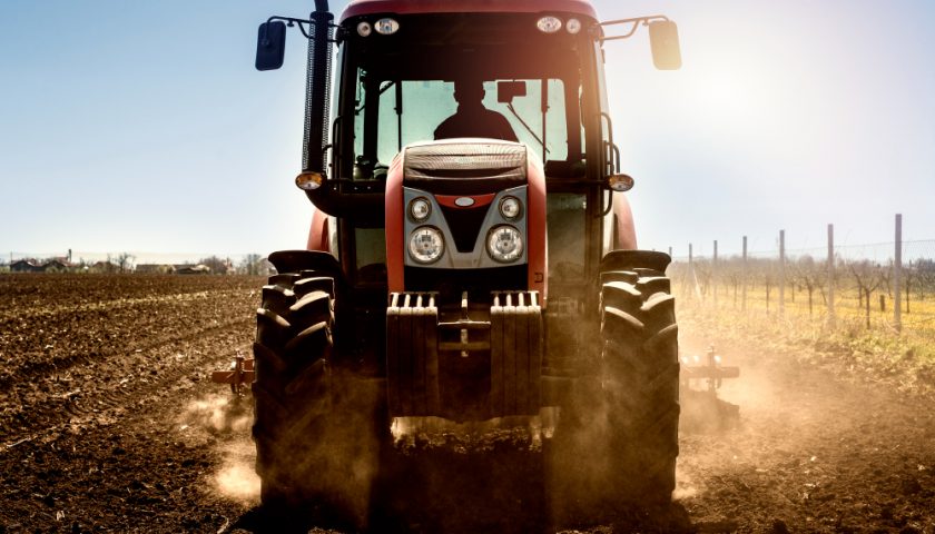 nu tracteur dans un champ