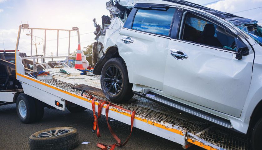 dépanneuse avec voiture accidenté