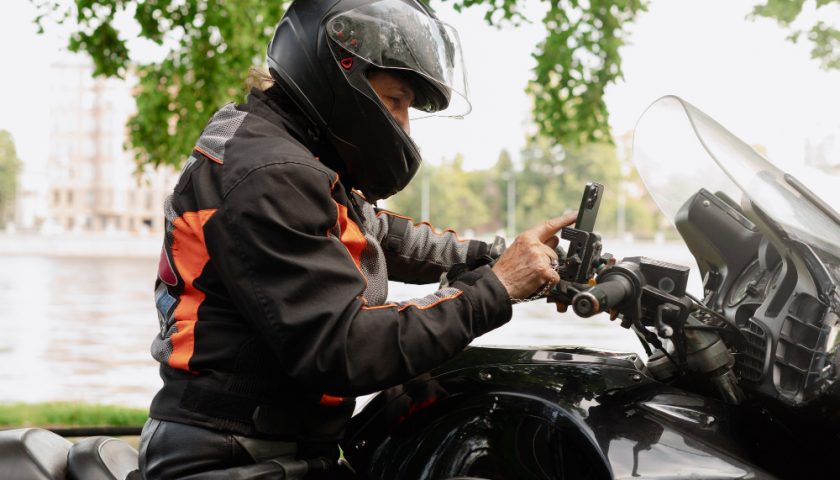 Motard sur son téléphone
