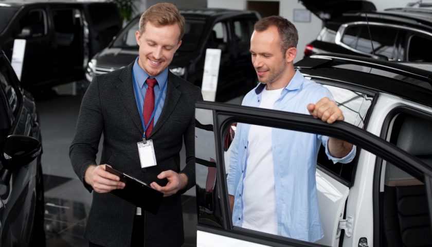homme qui loue une voiture