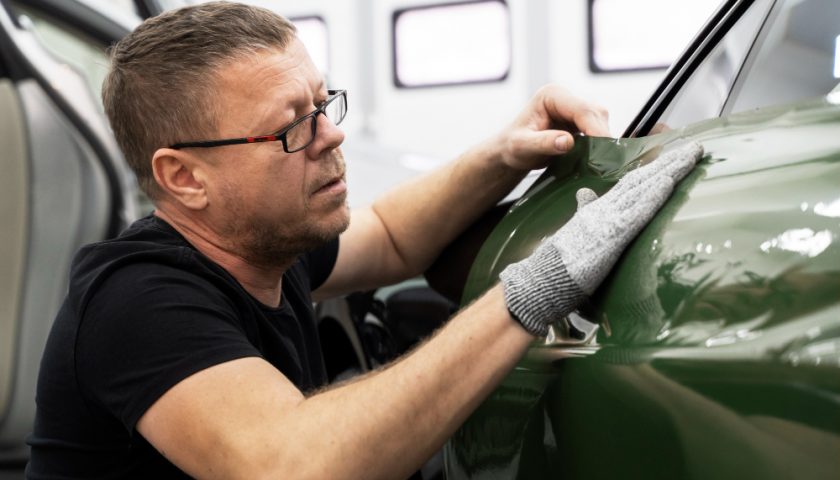 un homme installe un covering auto