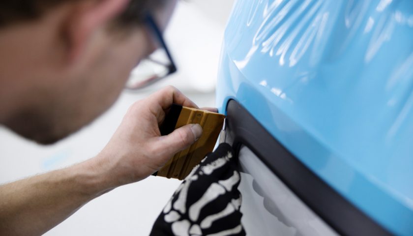 un homme installe un covering auto