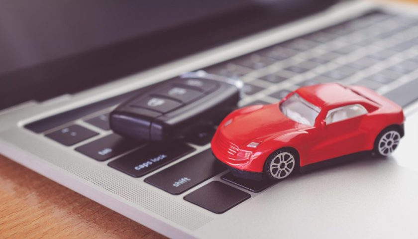 Voiture en jouet sur un clavier d'ordinateur