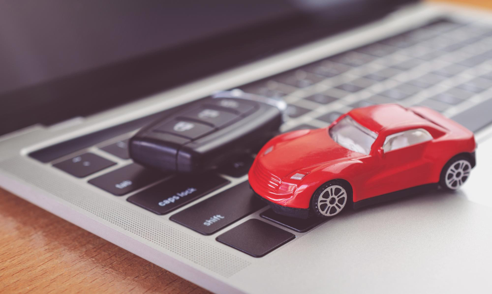 Voiture en jouet sur un clavier d'ordinateur