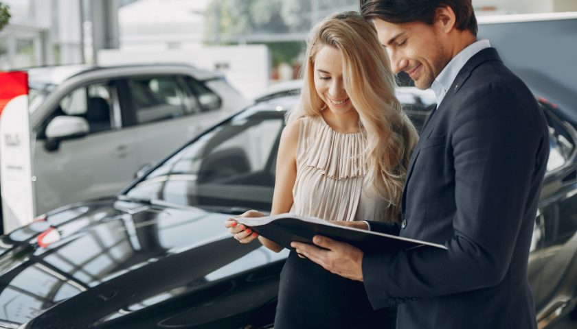 un couple lisant un contrat d'assurance auto