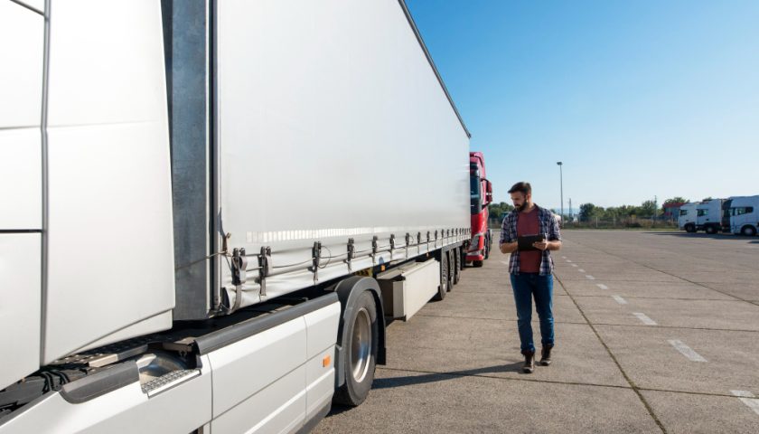 un homme inspectant son camion