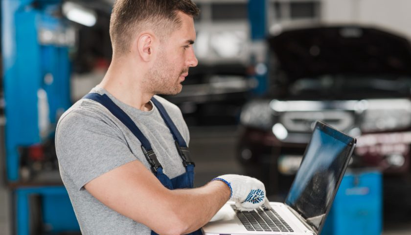 un homme en plein controle technique de voiture