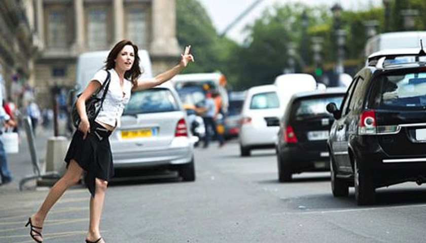 une femme faisant signe à un taxi pour qu'il s'arrête