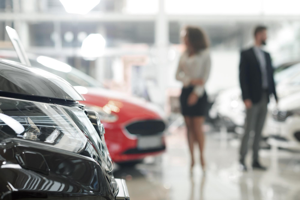 des clients dans une concession automobile