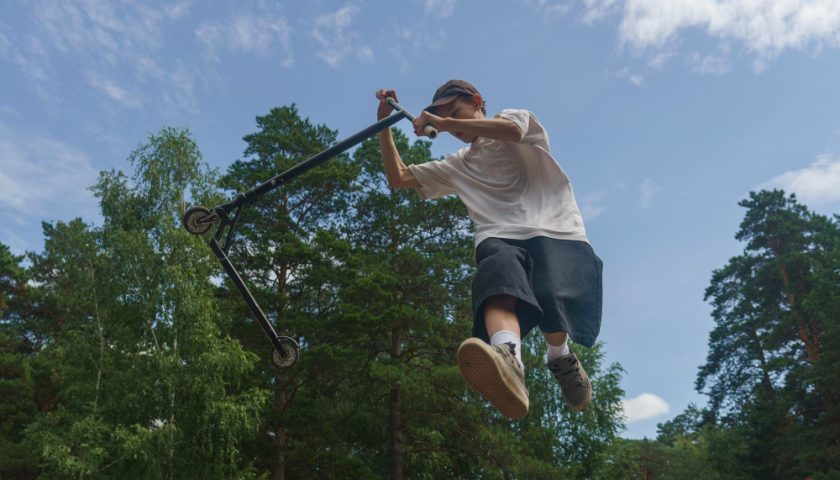 un homme faisant de la trotinette freestyle