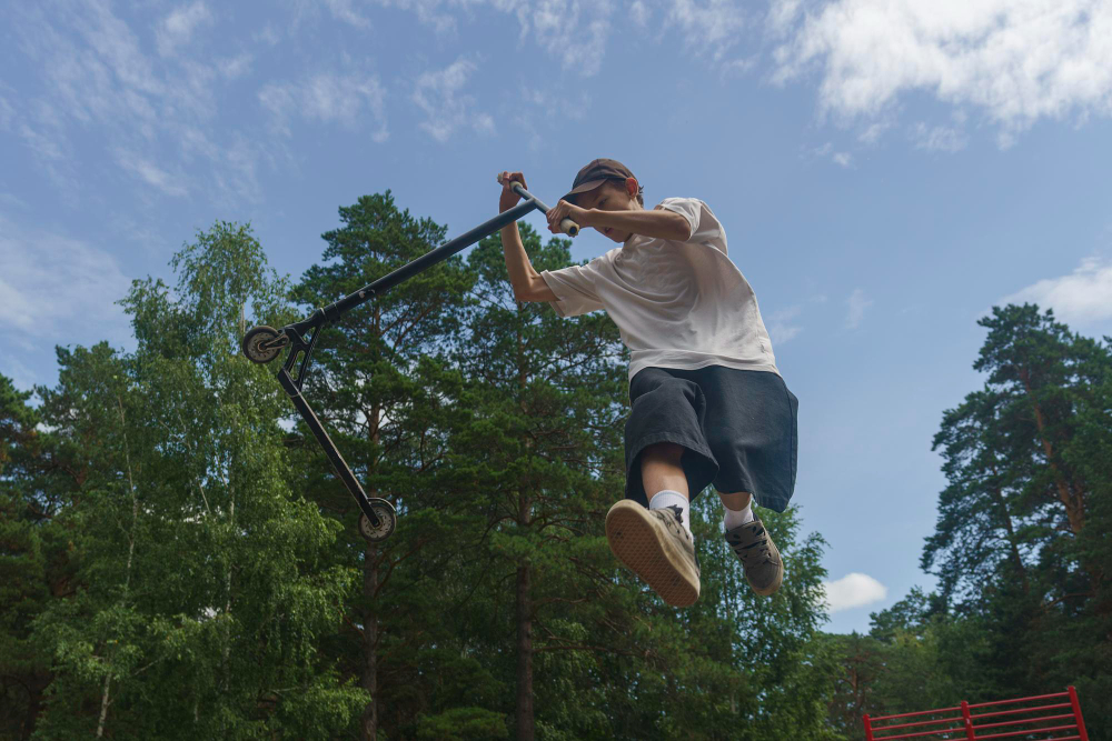 un homme faisant de la trotinette freestyle