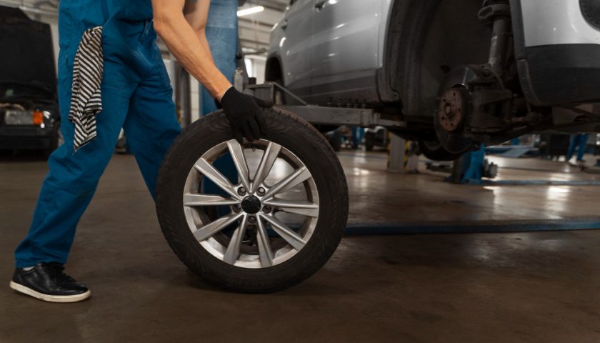 un homme changeant un pneu de voiture