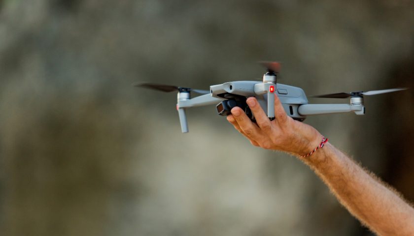 un main tenant un drone