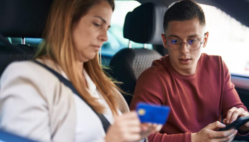 deux personnes en voiture