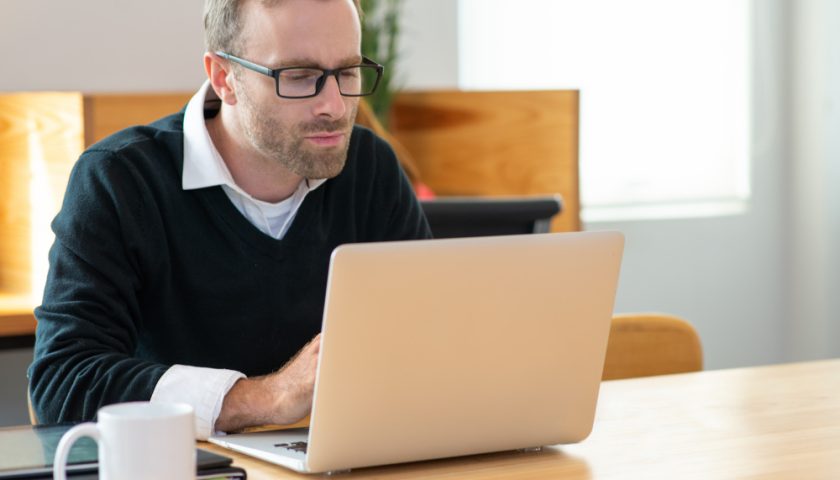 une personne consultant interenet sur un ordinateur