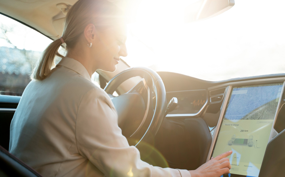 une femme dans une voiture électrique