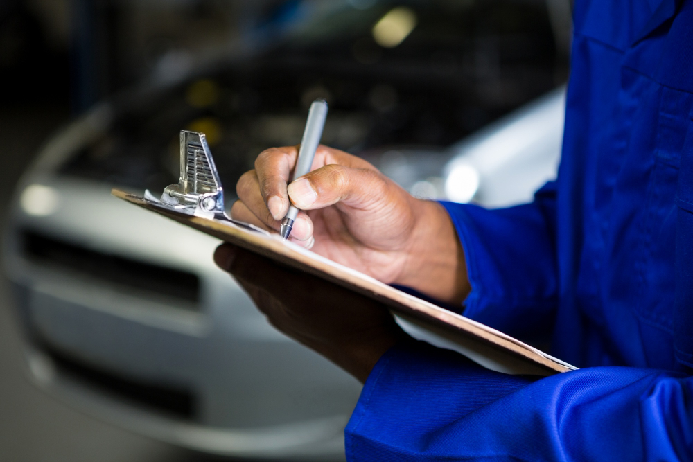mecanicien controlant une voiture pour le controle technique