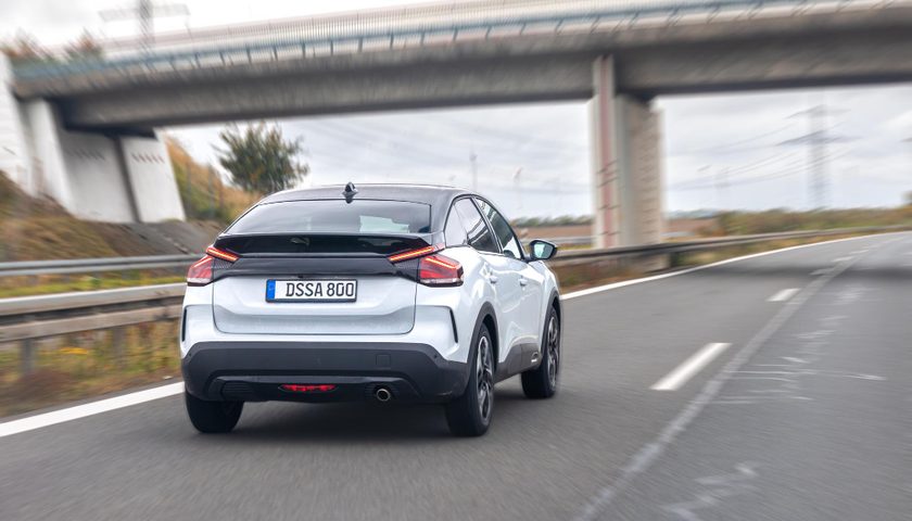 une voiture sur l'autoroute