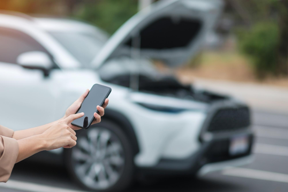 femme qui téléphone car sa voiture est en panne