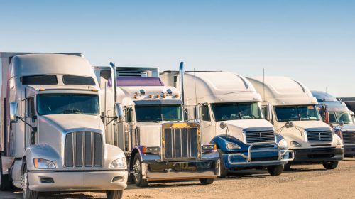 des camions alignés
