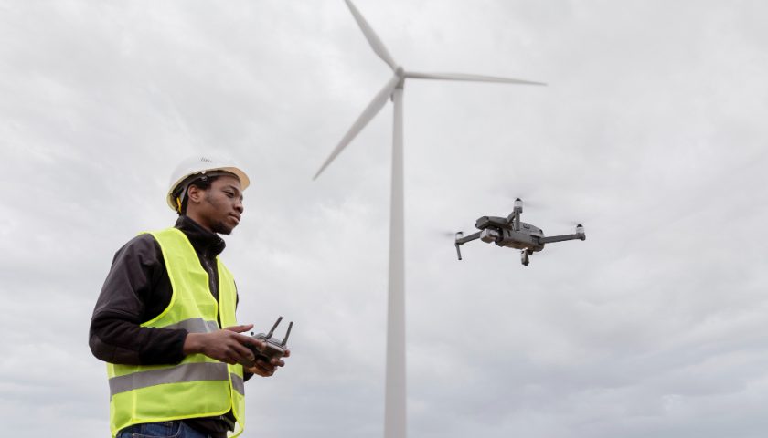 un homme contrôlant un drone de chantier