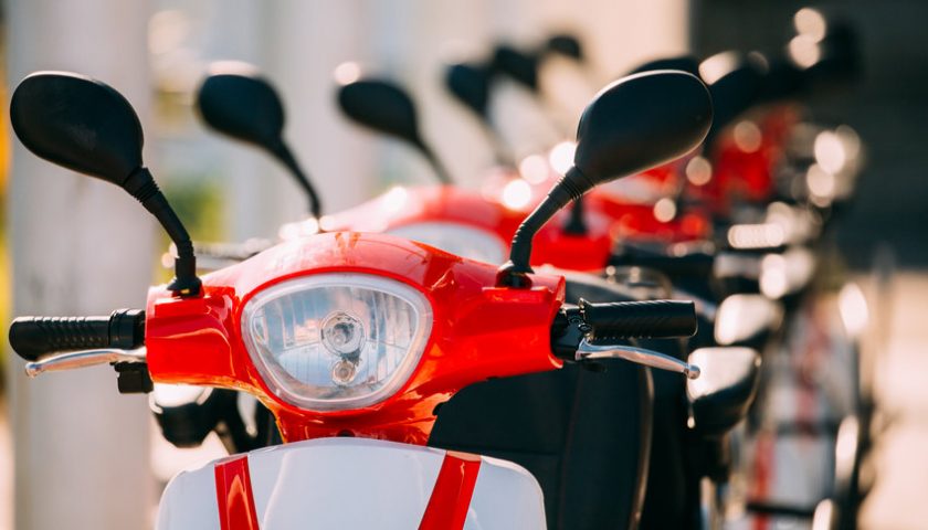 des scooter blancs et rouges