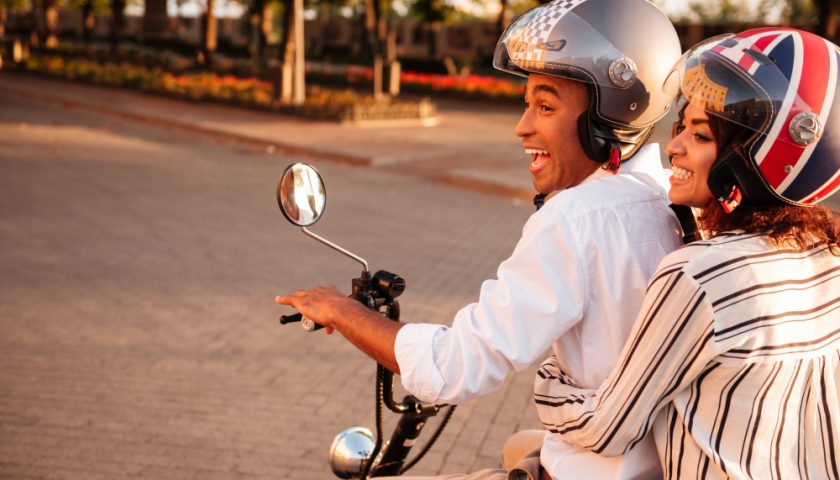 un couple sur une moto