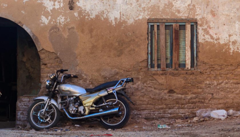 une moto contre un mur au maroc