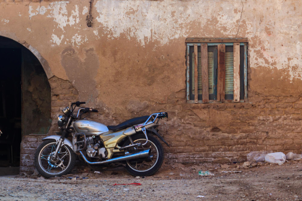 une moto contre un mur au maroc