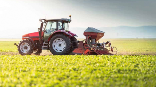 un tracteur agricole dans un champ