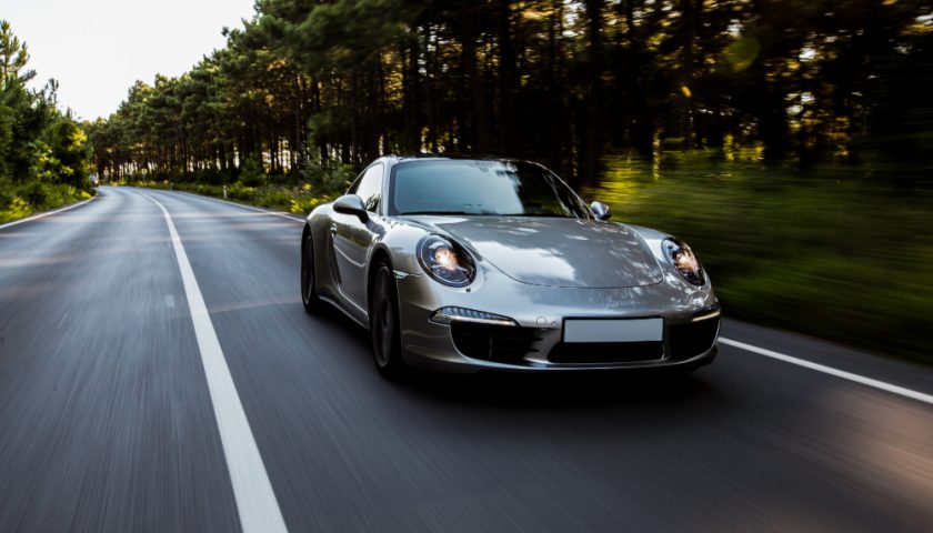 une Porsche grise sur la route
