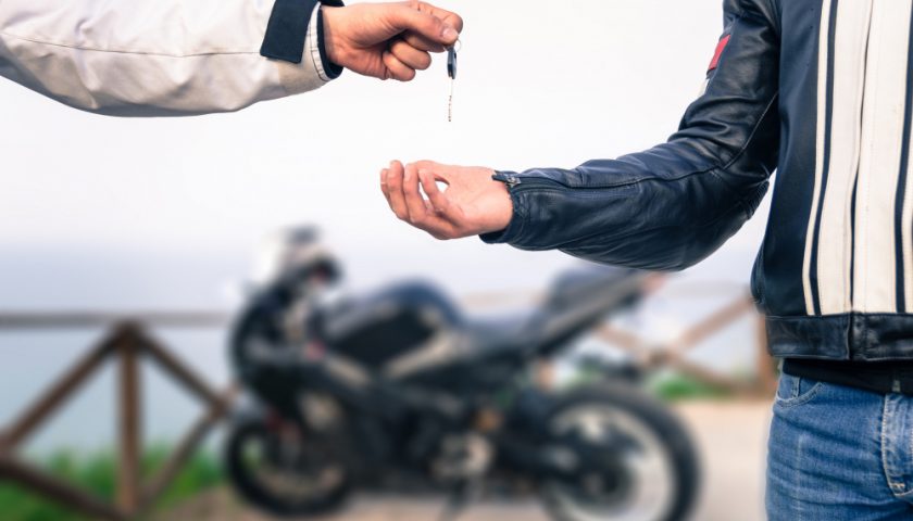 Homme donnant les clefs d'une moto