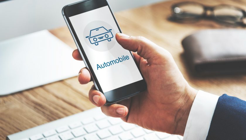 un homme qui regarde un site automobile sur son téléphone