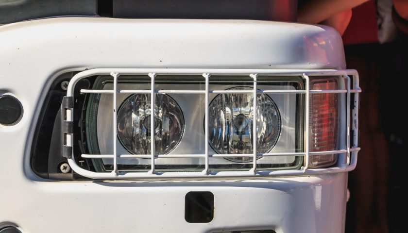 Les feux d'un camion blanc.
