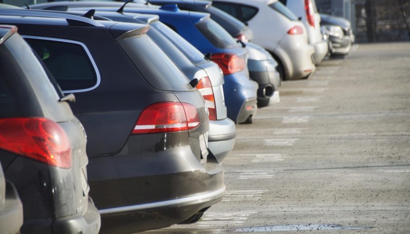 des voitures dans un parking
