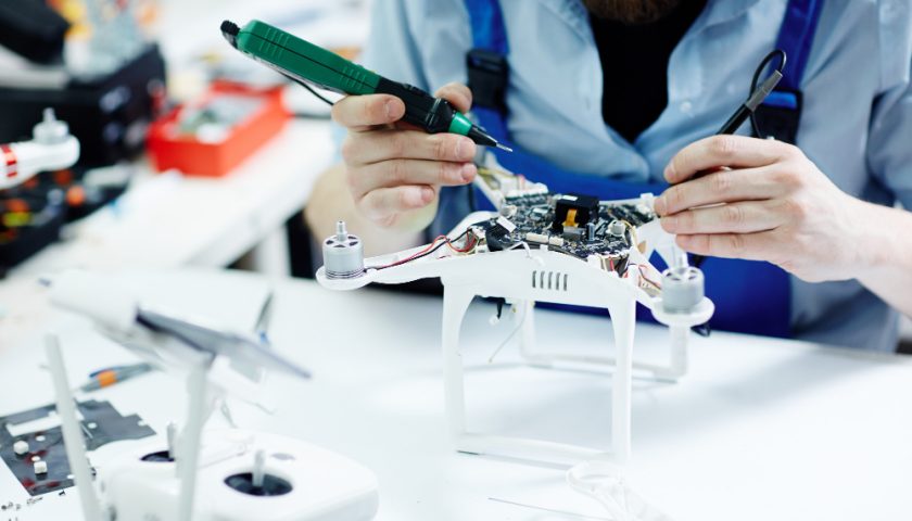 un technicien travaillant sur un drone