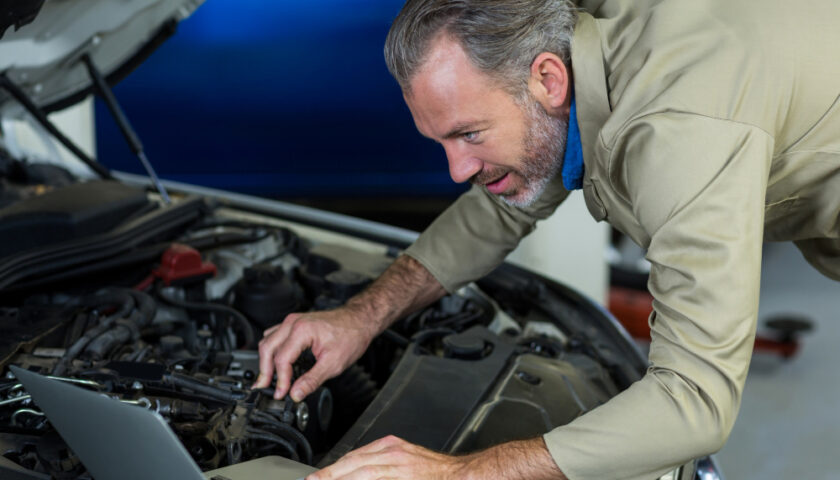 un homme travaillant autour d'un moteur électrique