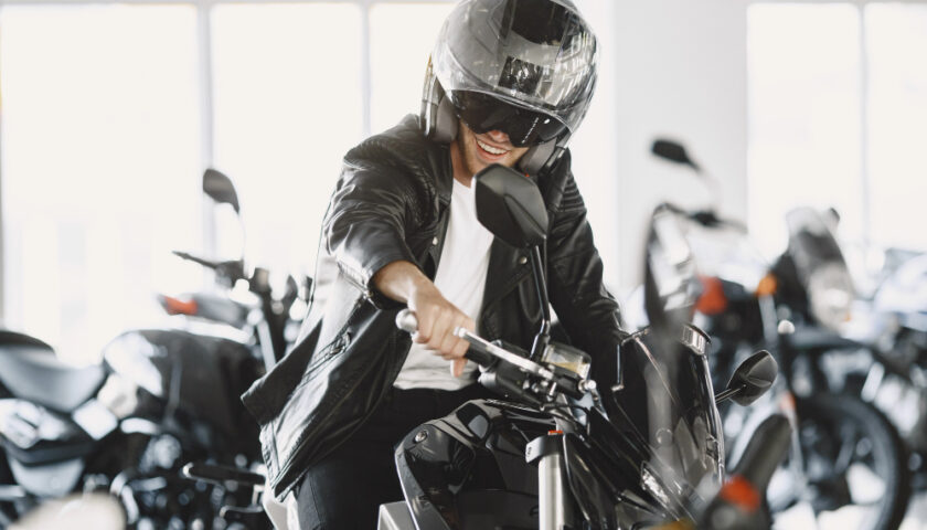un homme avec une moto dans une concession