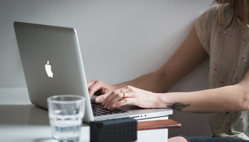 une personne regardant le classement des auto-écoles en ligne