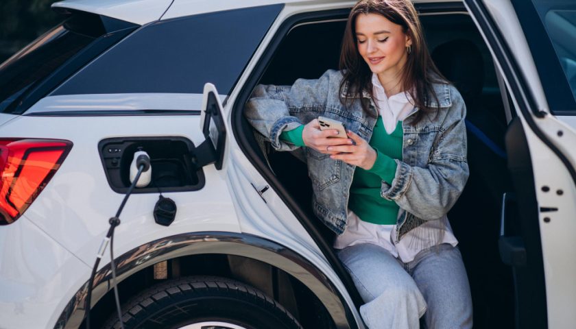 une femme dans une voiture électrique