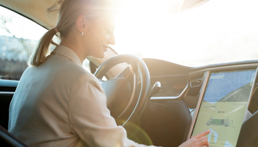 une femme dans une voiture électrique