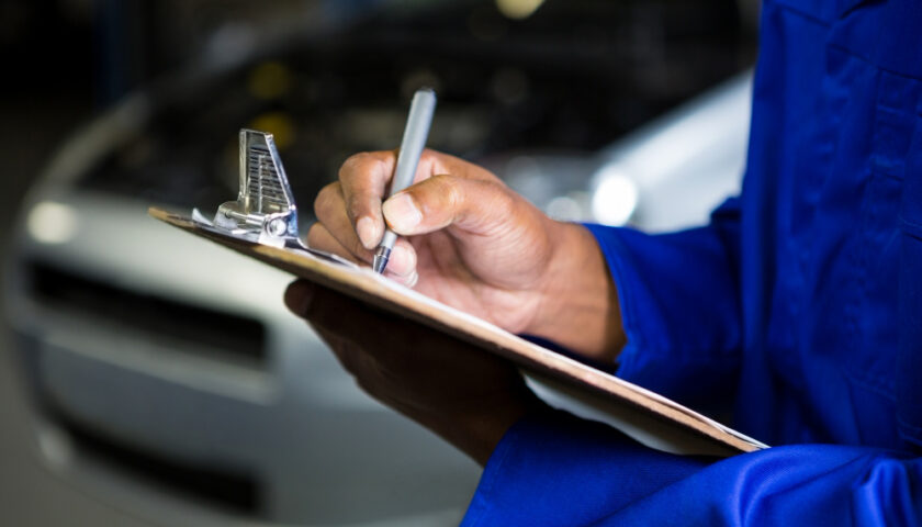 mecanicien controlant une voiture pour le controle technique